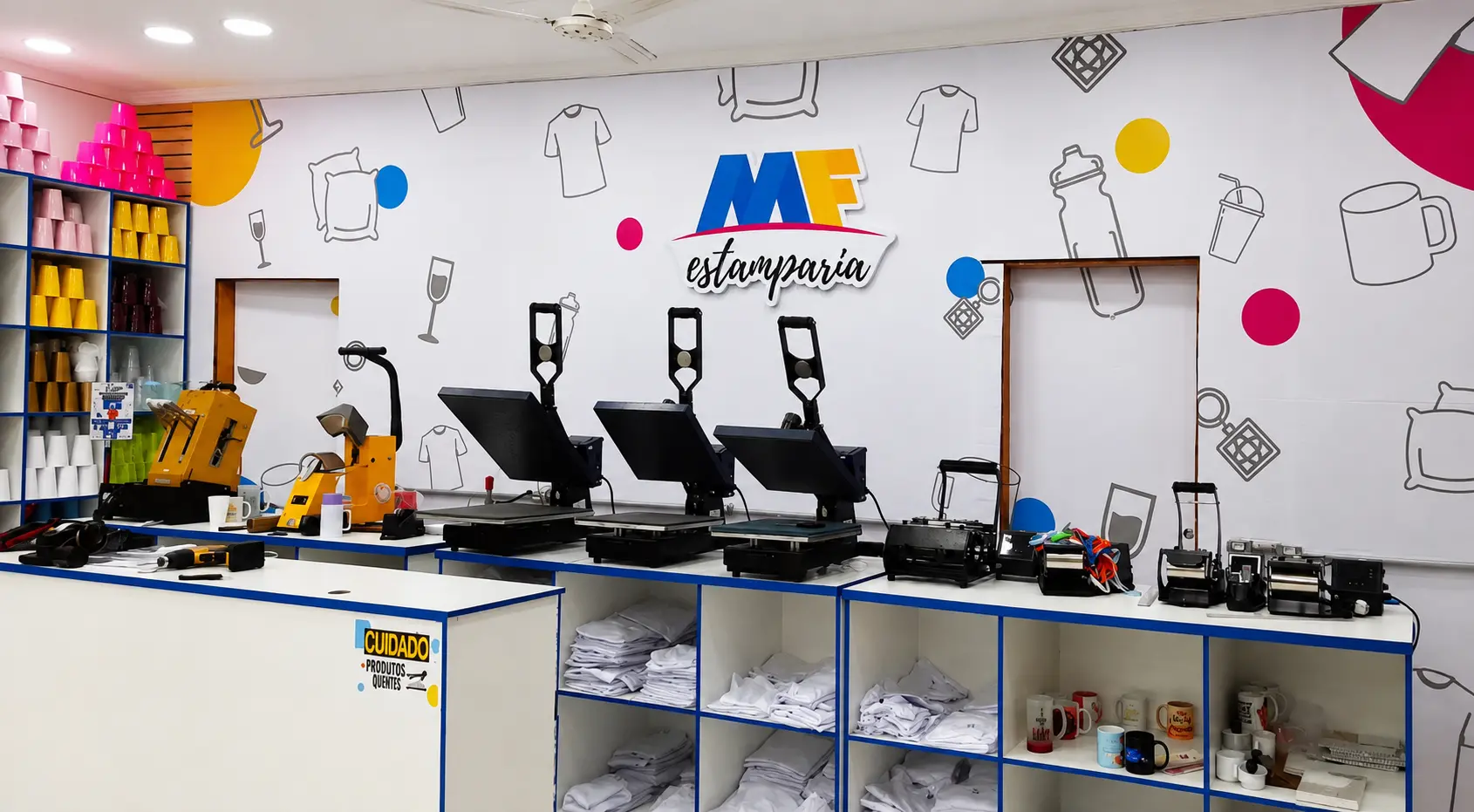Área de produção da MF Estamparia com prensas e equipamentos